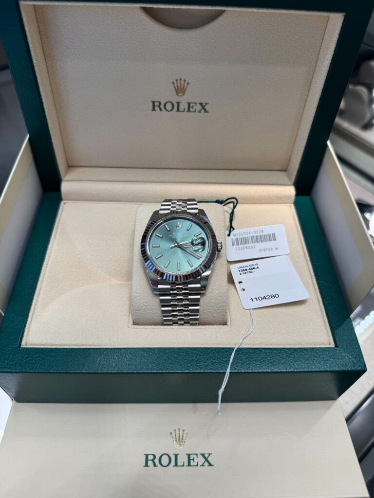 Rolex Date-Just 126334 mit Preisschild über 10.750 €